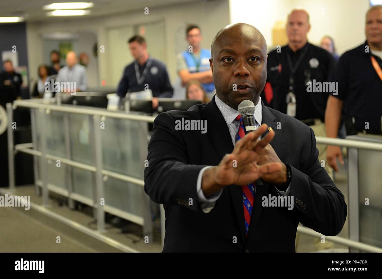 Washington, D.C., le 12 septembre 2018 - Caroline du Sud Sen. Tim Scott s'adresse aux membres du Centre de coordination de la réponse nationale pour les remercier de leur soutien aux États dans le chemin de l'ouragan Florence. (FEMA Banque D'Images