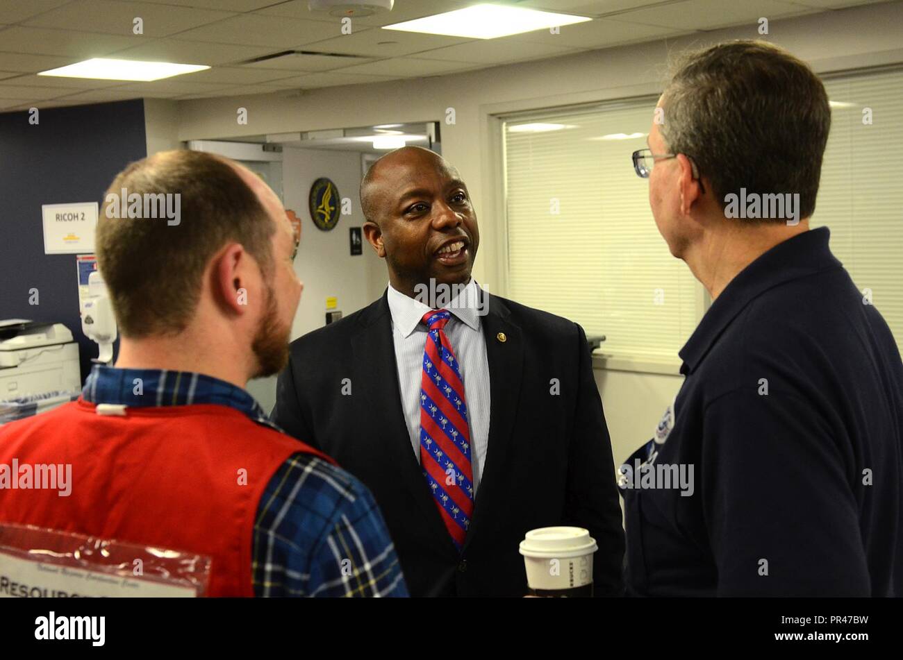 Washington, D.C., le 12 septembre 2018 - Caroline du Sud Sen. Tim Scott adresses membres du Centre de coordination de la réponse nationale pour les remercier de leur soutien aux États dans le chemin de l'ouragan Florence. (FEMA Banque D'Images
