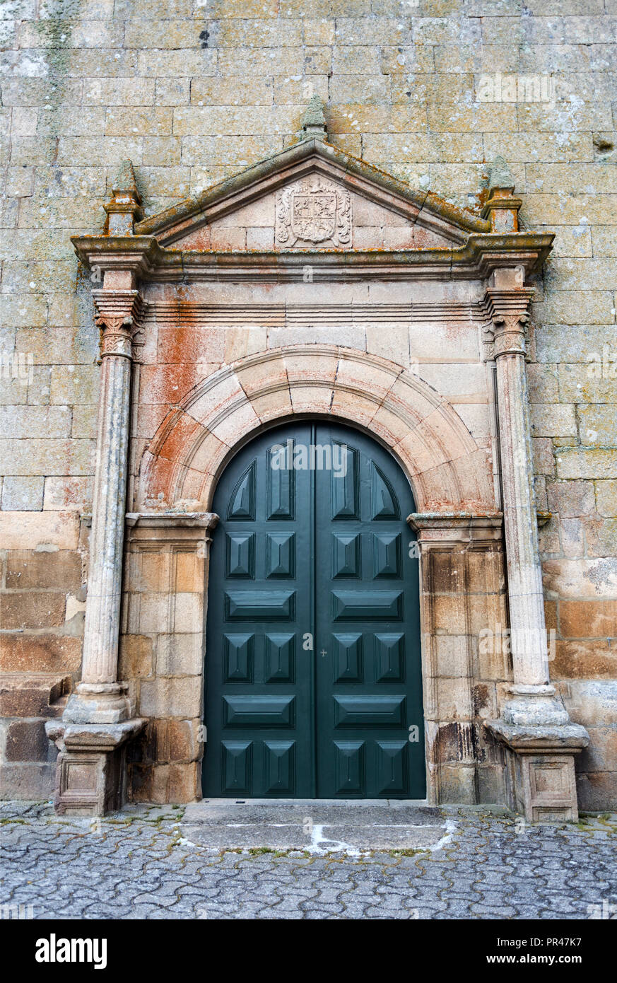 Vue sur le portique de la façade latérale du cimetière de l'église paroissiale, dans le village historique de Escalhao, Portugal Banque D'Images