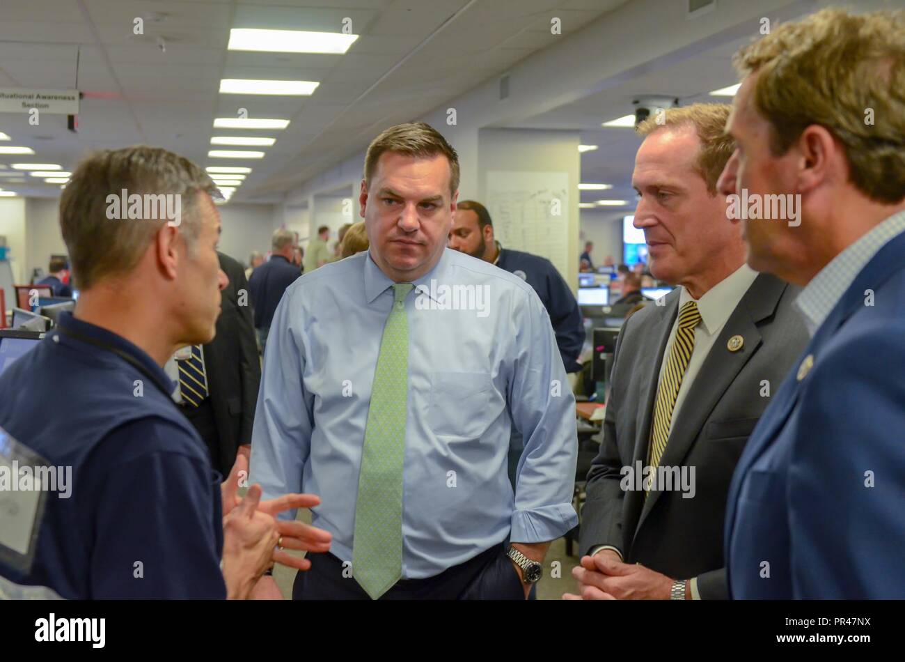 Washington, D.C., septembre 13, 2018 - Des représentants de la Caroline du Nord Mark Walker, Richard Hudson, et Ted Budd visiter la FEMA de préparation nationale Coordination Center pour recevoir une mise à jour sur les efforts du gouvernement fédéral pour répondre à l'ouragan Florence. (FEMA Banque D'Images