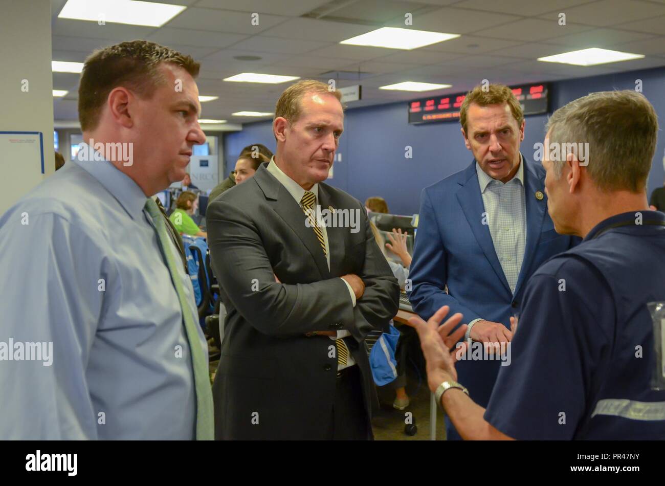 Washington, D.C., septembre 13, 2018 - Des représentants de la Caroline du Nord Mark Walker, Richard Hudson, et Ted Budd visiter la FEMA de préparation nationale Coordination Center pour recevoir une mise à jour sur les efforts du gouvernement fédéral pour répondre à l'ouragan Florence. (FEMA Banque D'Images