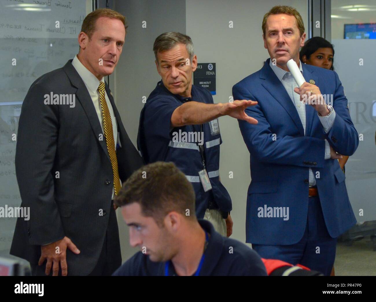 Washington, D.C., septembre 13, 2018 - Des représentants de la Caroline du Nord Mark Walker, Richard Hudson, et Ted Budd visiter la FEMA de préparation nationale Coordination Center pour recevoir une mise à jour sur les efforts du gouvernement fédéral pour répondre à l'ouragan Florence. (FEMA Banque D'Images