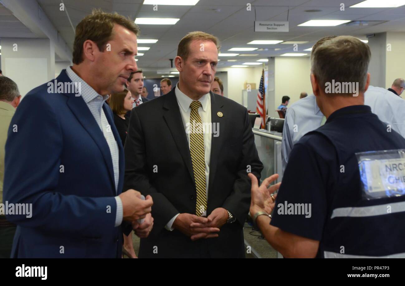 Washington, D.C., septembre 13, 2018 - Des représentants de la Caroline du Nord Mark Walker, Richard Hudson, et Ted Budd visiter la FEMA de préparation nationale Coordination Center pour recevoir une mise à jour sur les efforts du gouvernement fédéral pour répondre à l'ouragan Florence. (FEMA Banque D'Images