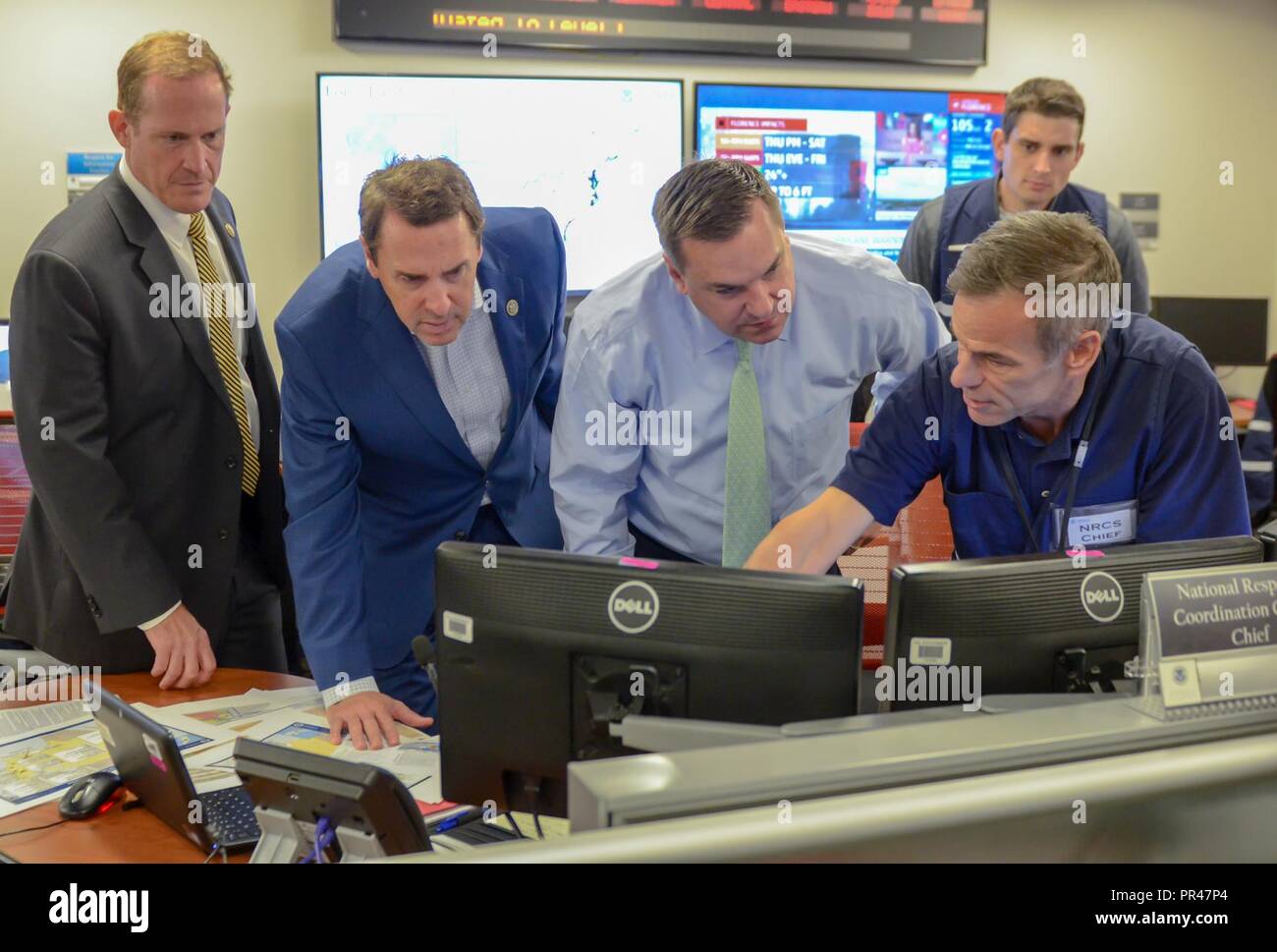 Washington, D.C., septembre 13, 2018 - Des représentants de la Caroline du Nord Mark Walker, Richard Hudson, et Ted Budd visiter la FEMA de préparation nationale Coordination Center pour recevoir une mise à jour sur les efforts du gouvernement fédéral pour répondre à l'ouragan Florence. (FEMA Banque D'Images