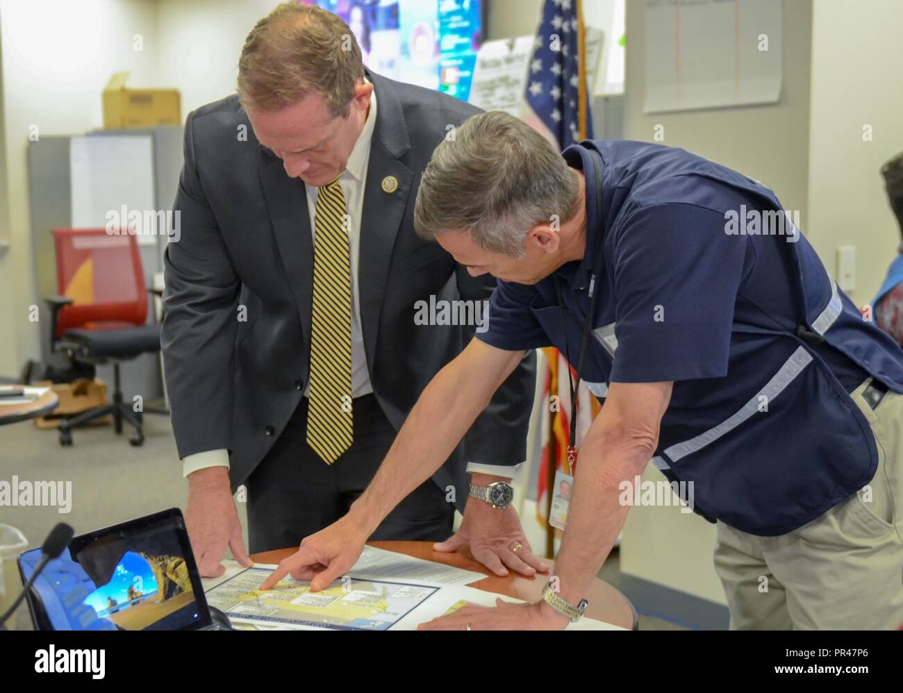 Washington, D.C., septembre 13, 2018 - Des représentants de la Caroline du Nord Mark Walker, Richard Hudson, et Ted Budd visiter la FEMA de préparation nationale Coordination Center pour recevoir une mise à jour sur les efforts du gouvernement fédéral pour répondre à l'ouragan Florence. (FEMA Banque D'Images