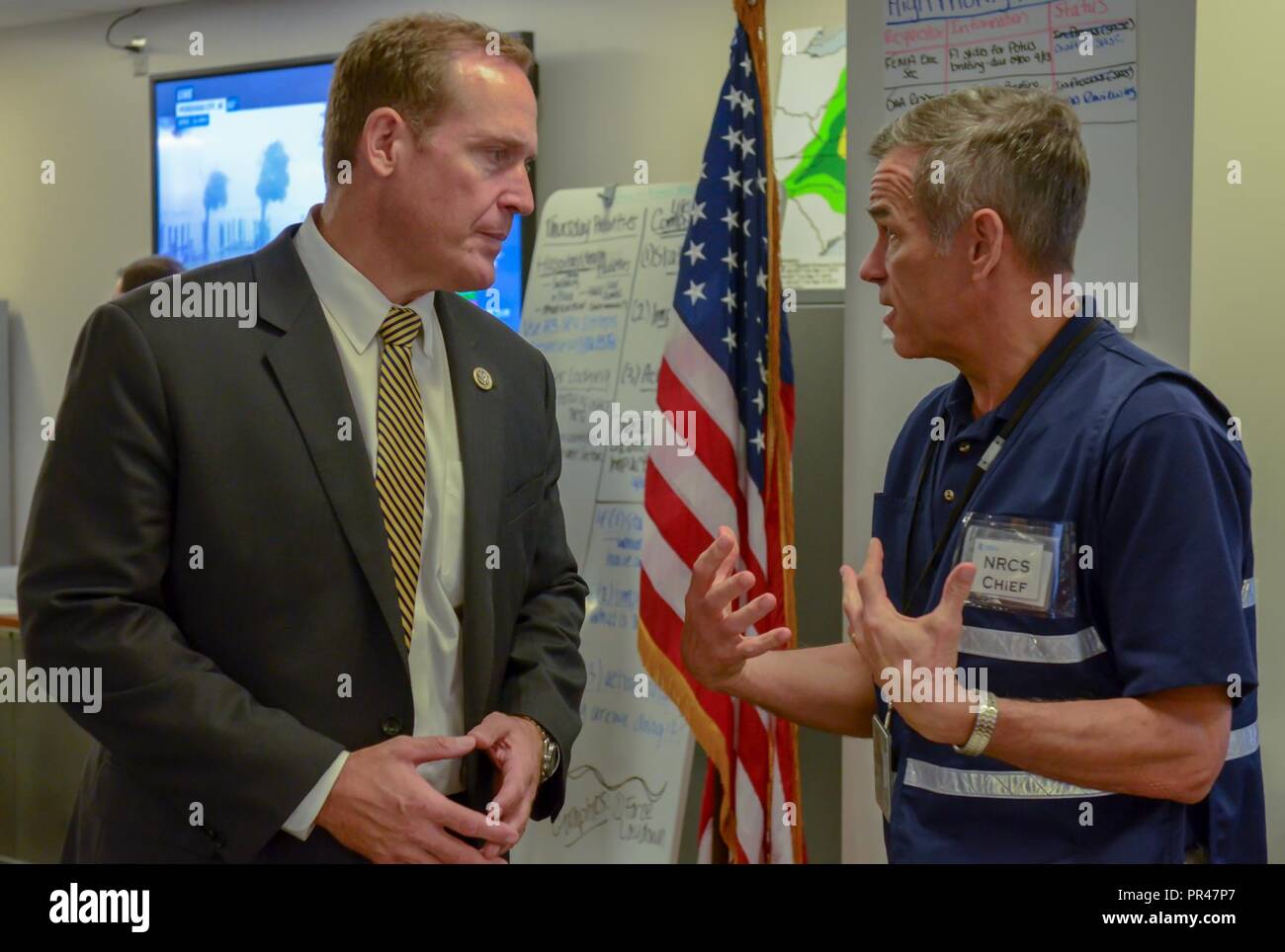 Washington, D.C., septembre 13, 2018 - Des représentants de la Caroline du Nord Mark Walker, Richard Hudson, et Ted Budd visiter la FEMA de préparation nationale Coordination Center pour recevoir une mise à jour sur les efforts du gouvernement fédéral pour répondre à l'ouragan Florence. (FEMA Banque D'Images