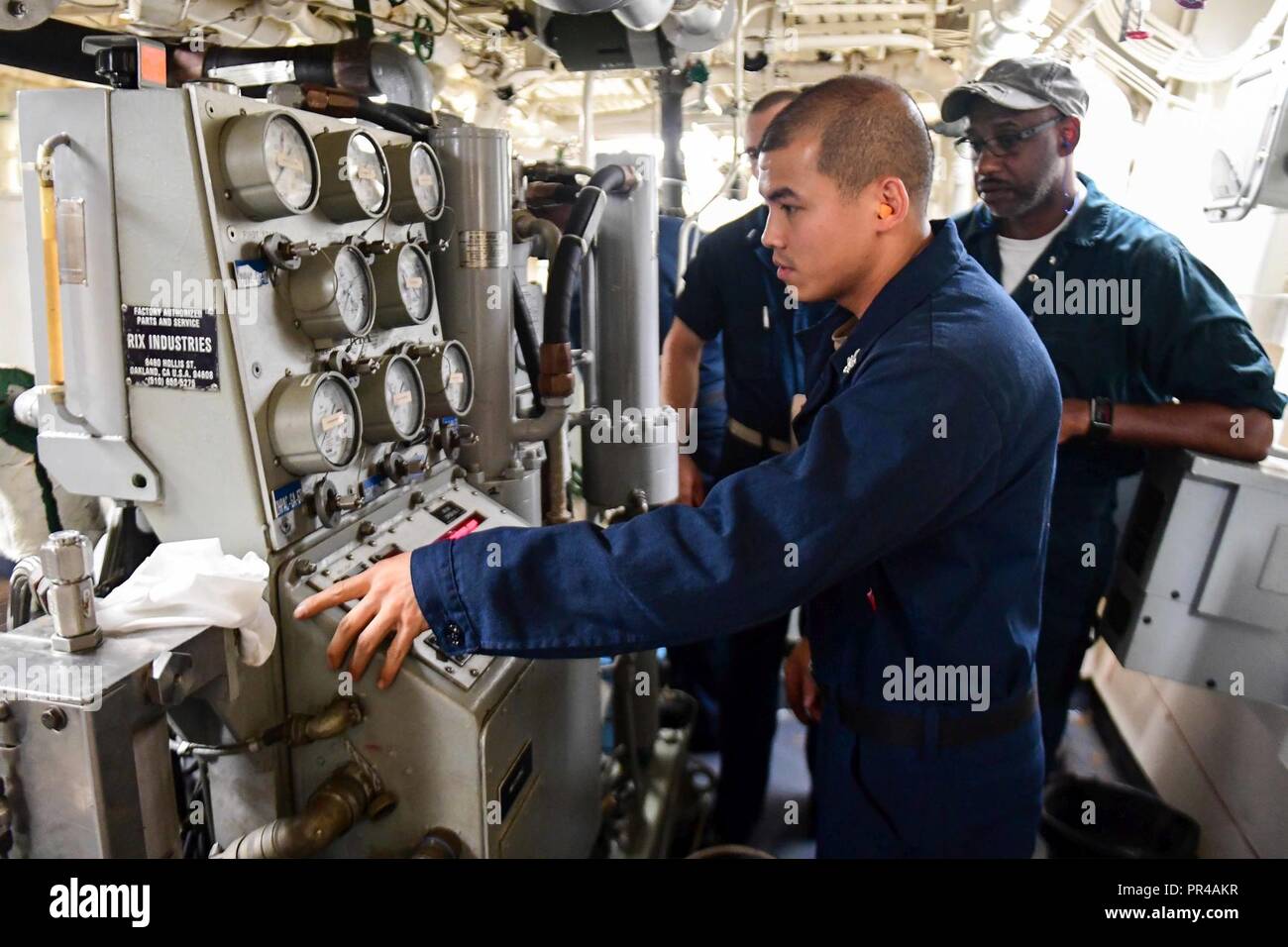 Mer (sept. 7, 2018) - 1ère classe Mate du machiniste Thuc Pham, gauche, effectue une compression d'air à haute pression d'essai du système au cours d'une inspection avec Edgar Hall, droit, d'inspection et de la volonté d'aider, membre de l'équipe à bord de la classe Arleigh Burke destroyer lance-missiles USS Ross (DDG 71) dans la mer Méditerranée, le 7 septembre 2018. Ross, l'avant-déployé à Rota, en Espagne, est sur sa septième patrouille dans la sixième flotte américaine zone d'opérations à l'appui de la sécurité nationale des États-Unis d'Europe et d'Afrique. Banque D'Images