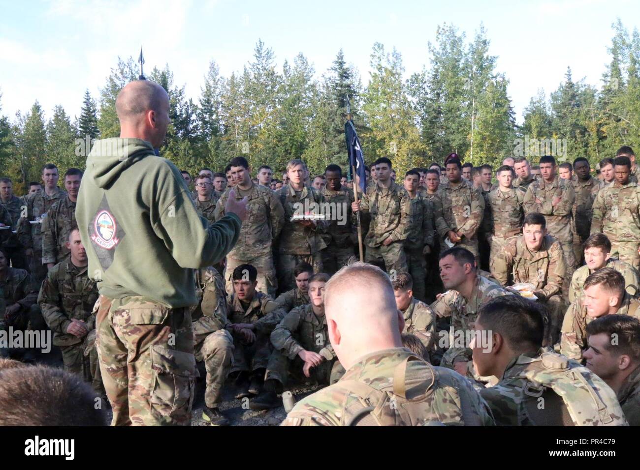 Le Sgt commande. Hissong major du 1er Bataillon, 501e Parachute Infantry Regiment d'infanterie, 4e Brigade Combat Team (Airborne), 25e Division d'infanterie, explique les règles de l'événement final pendant la compétition à bataillon Carl Hammar Joint Base Elmendorf-Richardson, Alaska, 7 septembre 2018. Cet événement rend hommage à l'armée déchue parachutistes du 1er bataillon du 501ème Parachute Infantry Regiment et suscite la fierté de l'unité parmi les parachutistes. Banque D'Images