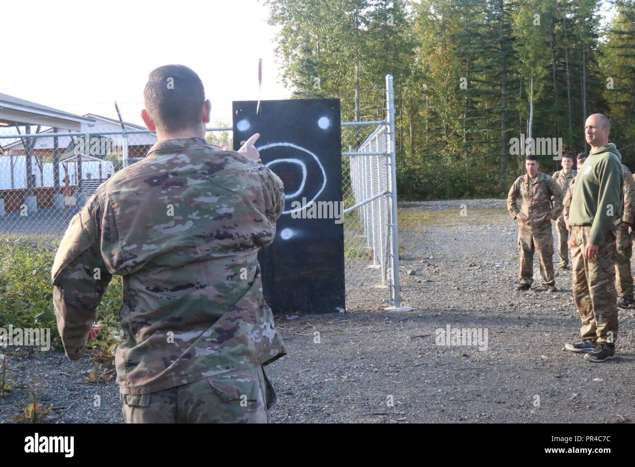 Un parachutiste du 1er bataillon du 501ème Parachute Infantry Regiment d'infanterie, 4e Brigade Combat Team (Airborne), 25e Division d'infanterie, de l'Alaska de l'armée américaine participe à un concours de lancer de tomahawk au cours de l'événement sur bataillon Carl Hammar Joint Base Elmendorf-Richardson, 7 septembre 2018. Banque D'Images