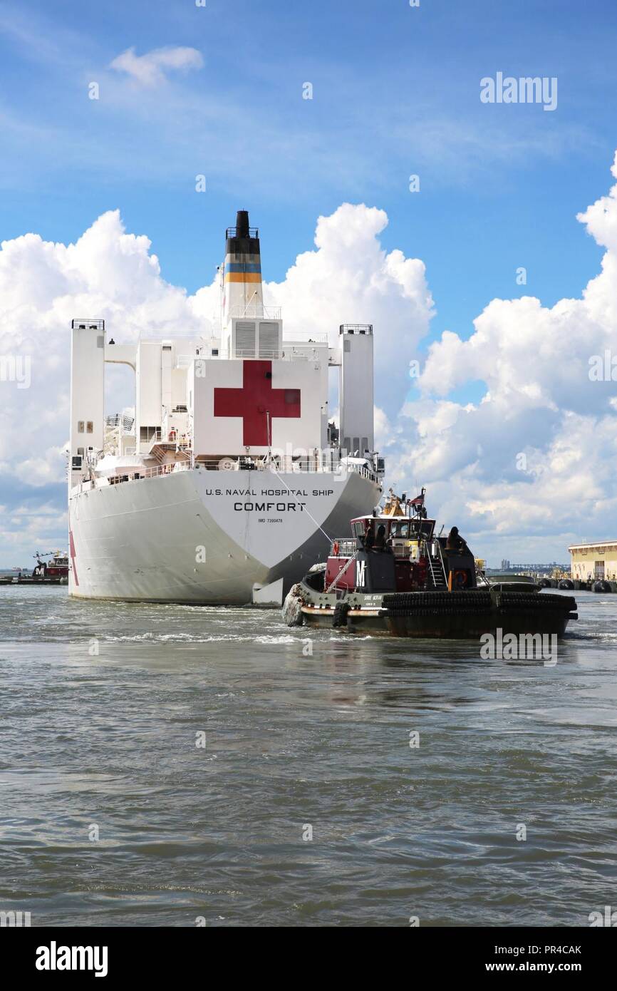 La NORFOLK (sept. 11, 2018) La commande de transport maritime militaire navire-hôpital USNS Comfort (T-AH 20) évacue de la Naval de Norfolk en prévision de l'ouragan Florence. Banque D'Images