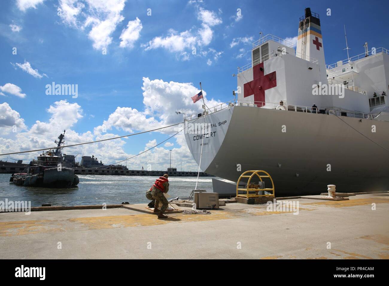 La NORFOLK (sept. 11, 2018) marins les amarres amarres de la commande de transport maritime militaire navire-hôpital USNS Comfort (T-AH 20) comme le navire évacue Naval Station Norfolk en prévision de l'ouragan Florence. Banque D'Images