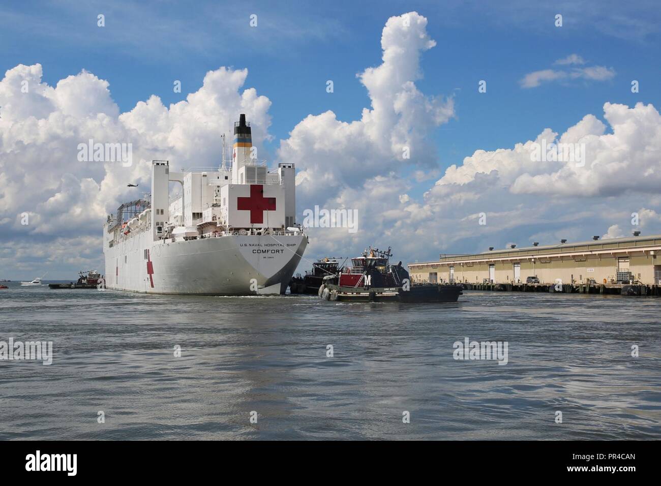 La NORFOLK (sept. 11, 2018) La commande de transport maritime militaire navire-hôpital USNS Comfort (T-AH 20) évacue de la Naval de Norfolk en prévision de l'ouragan Florence. Banque D'Images