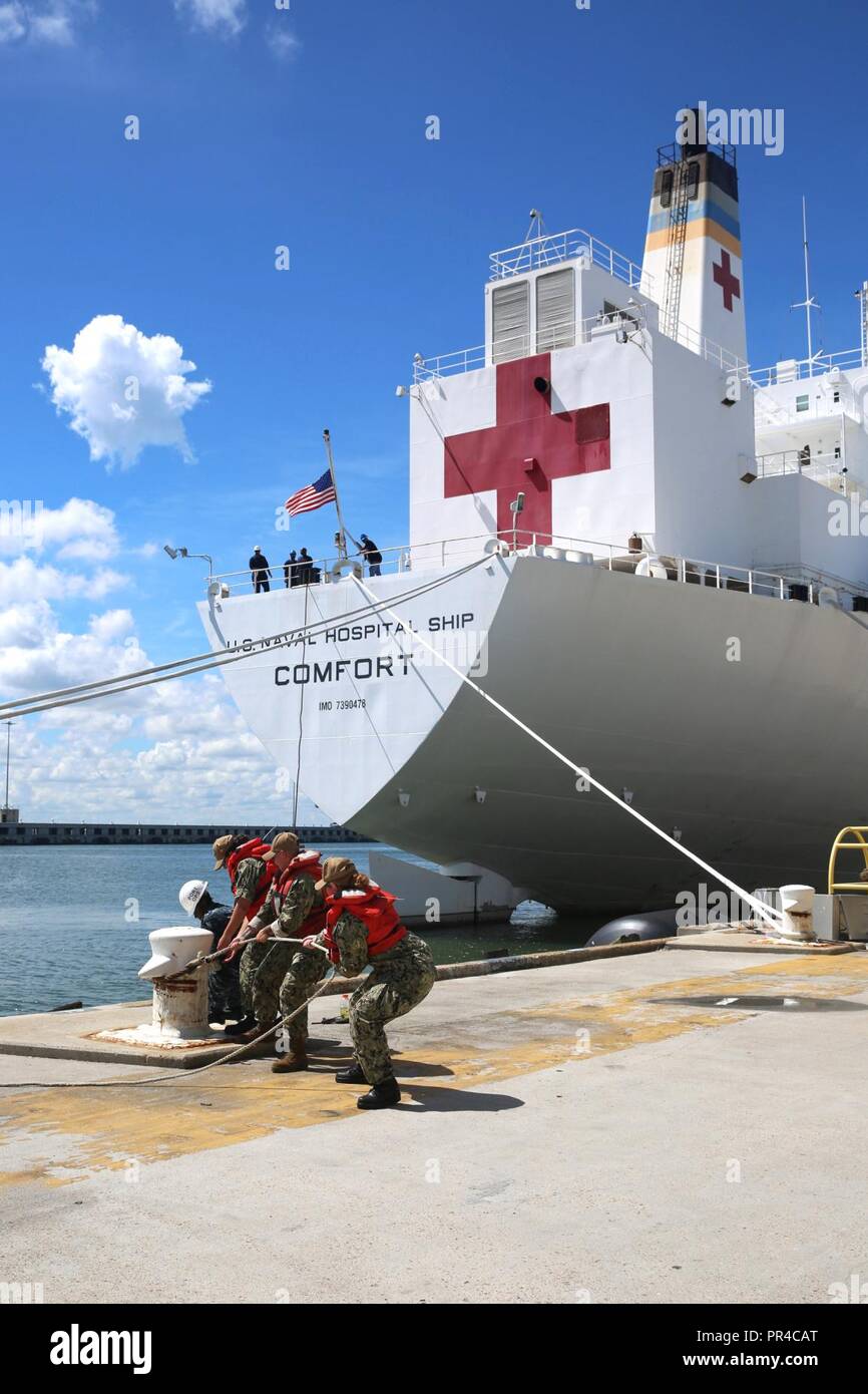 La NORFOLK (sept. 11, 2018) marins les amarres amarres de la commande de transport maritime militaire navire-hôpital USNS Comfort (T-AH 20) comme le navire évacue Naval Station Norfolk en prévision de l'ouragan Florence. Banque D'Images