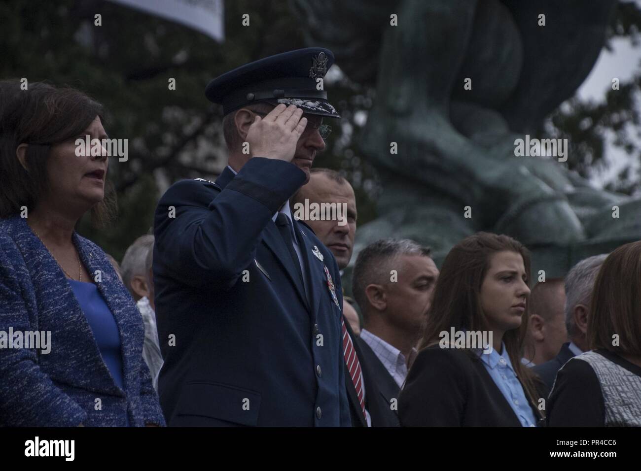 Les élèves officiers de l'Académie militaire de prendre part à une cérémonie de remise des diplômes en face de l'Assemblée nationale de la République de Serbie le 8 septembre 2018, à Belgrade, en Serbie. Une délégation de la Garde nationale de l'Ohio, dirigée par le major-général Mark E. Bartman (saluant), adjudant général de l'Ohio, était en Serbie pour l'assemblée annuelle 2018, CAPSTONE point culminant des événements pour mettre en lumière l'Serbian-Ohio l'appariement de la Garde nationale par le ministère de la Défense Le Programme de partenariat de l'État. Aussi sur le voyage a été l'Euclid, Ohio Maire Georgine Welo (à gauche), qui était là pour signer un protocole d'Sister Cities International Banque D'Images