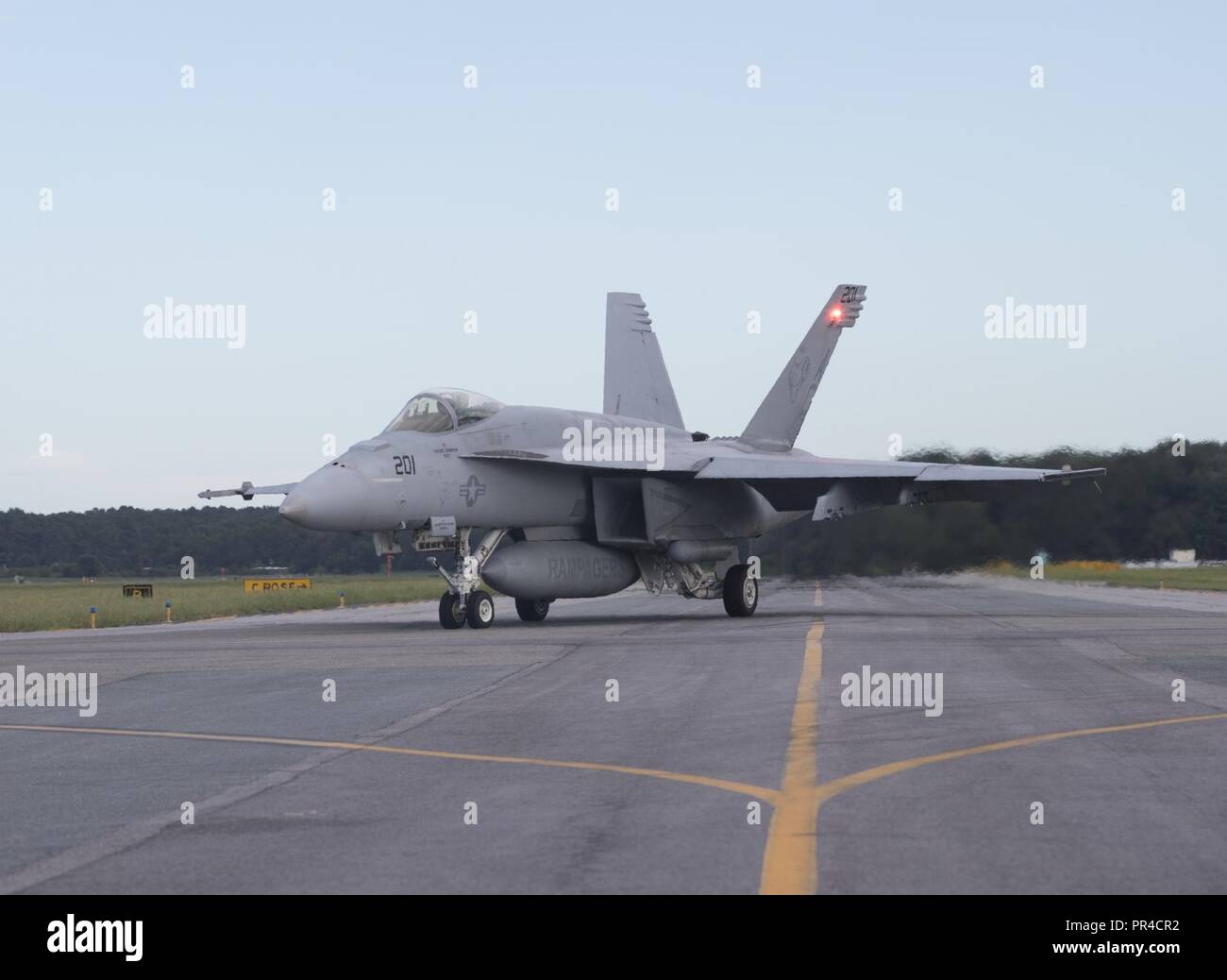 VIRGINIA BEACH, en Virginie (sept. 11, 2018) En vue de l'arrivée de l'ouragan Florence, un F/A-18C Super Hornet de Strike Fighter Squadron (VFA) 83 se prépare à évacuer Naval Air Station Oceana pour assurer la sécurité du personnel et éviter les dommages à l'actif de la Marine comme d'une mesure proactive. Plus de 100 routes de Hampton basé aéronefs affectés à la Marine, commandant de l'Atlantique de la Force aérienne ont quitté la région à la suite de l'orage. Les avions sont détournés de leurs bases en six autres États qui ne sont pas menacées par l'ouragan. Commandant, Commandement de la flotte américaine a ordonné à tous les navires de la Marine américaine dans l'H Banque D'Images