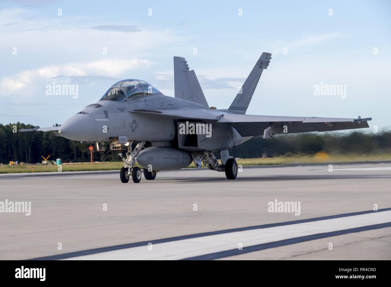 VIRGINIA BEACH, en Virginie (sept. 11, 2018) En vue de l'arrivée de l'ouragan Florence, un F/A-18F Super Hornet de Strike Fighter Squadron (VFA) 32 attend de partir Naval Air Station Oceana dans le cadre de l'évacuation des initiatives visant à assurer la sécurité du personnel et éviter les dommages à l'actif de la Marine comme d'une mesure proactive. Plus de 100 routes de Hampton basé aéronefs affectés à la Marine, commandant de l'Atlantique de la Force aérienne ont quitté la région à la suite de l'orage. Les avions sont détournés de leurs bases en six autres États qui ne sont pas menacées par l'ouragan. Commandant, Commandement de la flotte américaine a ordonné Banque D'Images