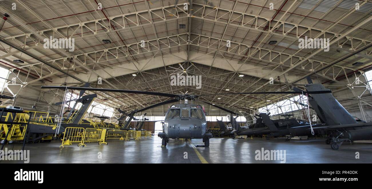 L'ARMÉE AMÉRICAINE UH-60 Black Hawk attribué à 5e Bataillon (soutien général), 159e Régiment d'aviation s'asseoir dans un hangar en préparation pour l'ouragan Florence at Joint Base Langley-Eustis, Virginie, le 11 septembre 2018. Avec le 5e btn. (GS), membres de la 7e Bridage de transport a également transféré au navire troisième port à des endroits plus sûrs. Banque D'Images