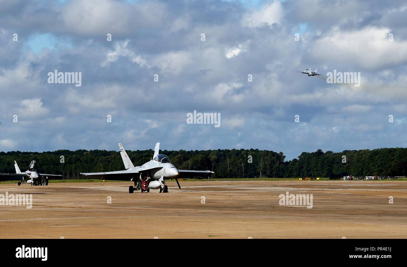 BEACH, Virginie (sept. 12, 2017) En vue de l'arrivée de l'ouragan Florence, se préparer à évacuer l'aéronef Naval Air Station Oceana pour assurer la sécurité du personnel et éviter les dommages à l'actif de la Marine comme d'une mesure proactive. Plus de 100 routes de Hampton basé aéronefs affectés à la Marine, commandant de l'Atlantique de la Force aérienne ont quitté la région à la suite de l'orage. Les avions sont détournés de leurs bases en six autres États qui ne sont pas menacées par l'ouragan. Commandant, Commandement de la flotte américaine a ordonné à tous les navires de la Marine américaine dans la région de Hampton Roads à sortie le 10 septembre, l'avant de l'Ouragan Flo Banque D'Images