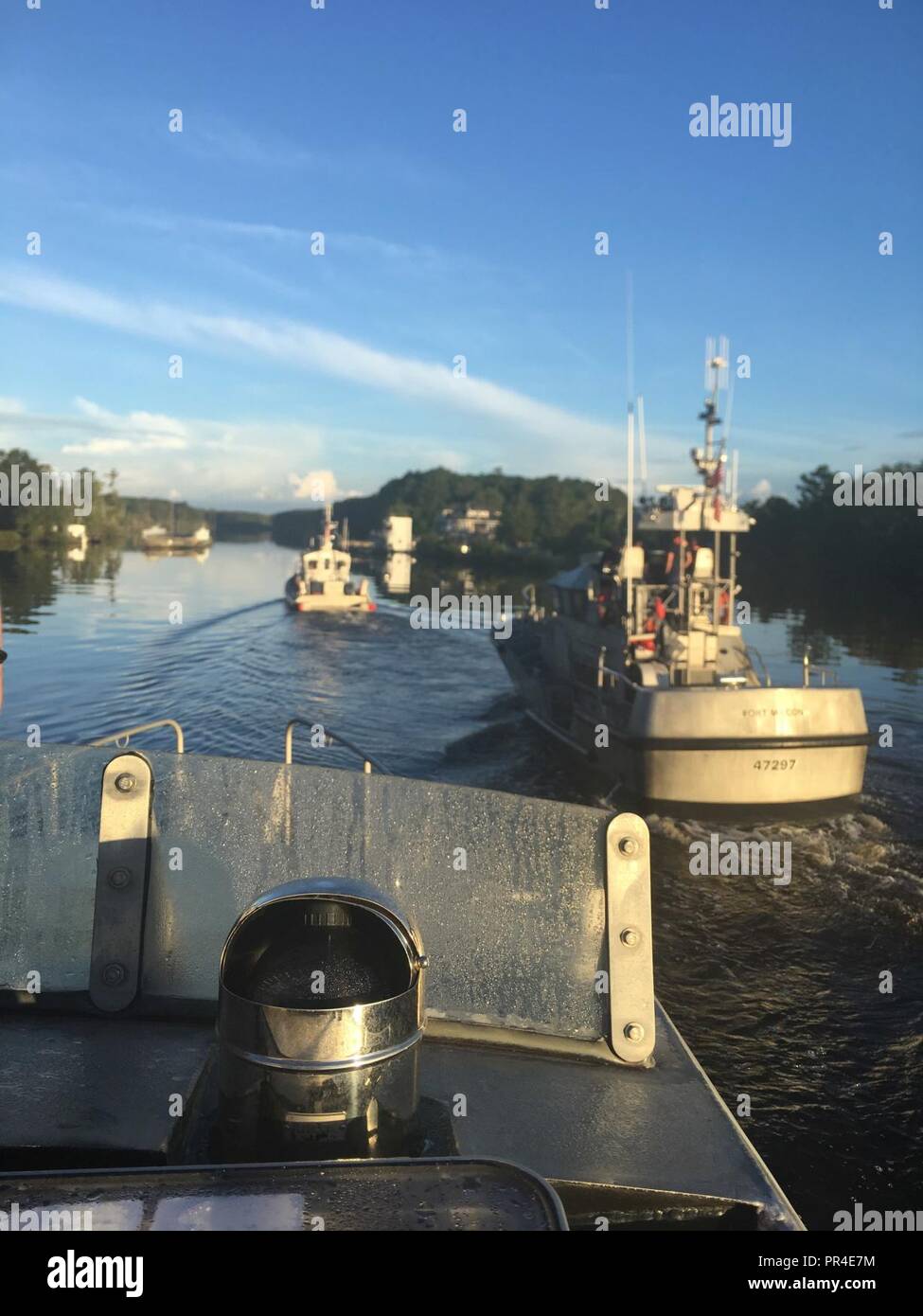 L'équipage de stations de la Garde côtière canadienne Fort Macon et Hobucken actifs se déplacent vers le nord en traversant le chenal près de Coinjock, Caroline du Nord, le 12 septembre 2018. Les actifs sont déplacés avant l'arrivée de l'ouragan Florence. Banque D'Images