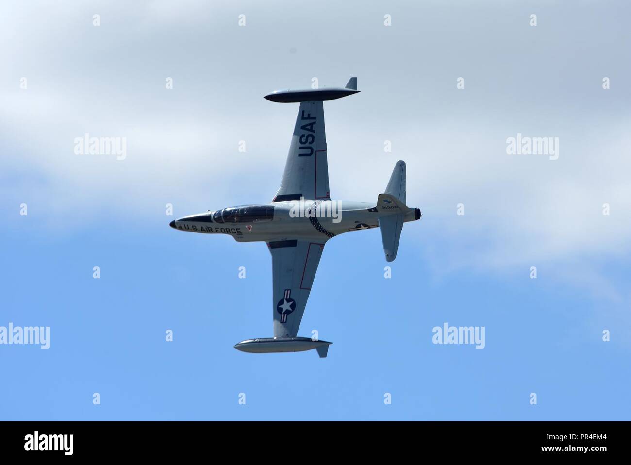 Un T-33 Shooting Star effectue plusieurs manœuvres aériennes pendant les frontières en vol Open House et Air Show 9 septembre 2018, à McConnell Air Force Base, au Kansas. Le T-33 est un avion d'entraînement à réaction subsonique-américain qui a été d'abord à l'essai en 1948. Banque D'Images