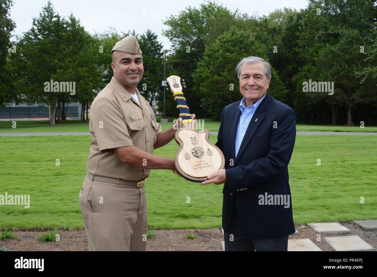 Le Premier Maître de maître à la retraite de la Marine (MCPON) James Herdt, le 9e MCPON (droite), a présenté une plaque en forme de guitare par le Premier maître de Humberto Rocha fils (à gauche) au nom de l'acquisition de talents Marine Group (NTAG) Nashville en signe d'appréciation pour sa visite à la U.S. Navy Blue Angels le Capt Jeff Kuss memorial à Smyrna, Tennessee le 10 septembre 2018. Banque D'Images