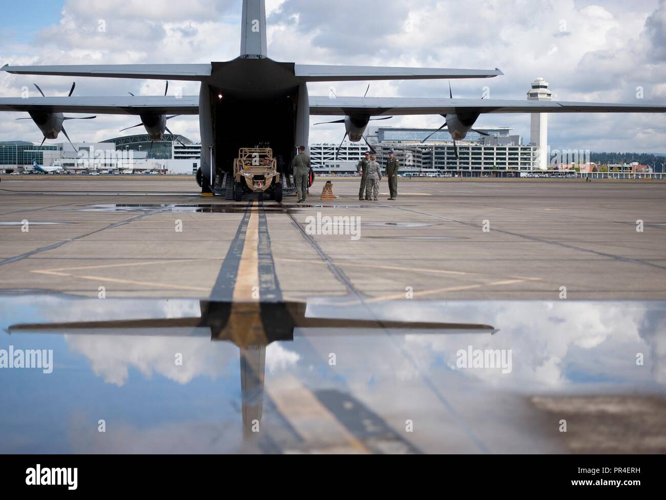 Aviateurs du 125e Escadron tactique spécial déploient à partir de la base de la Garde nationale aérienne de Portland, Oregon, le 12 septembre 2018, à Dover Air Force Base, DE en réponse à l'ouragan Florence, qui devrait toucher terre cette semaine. Banque D'Images