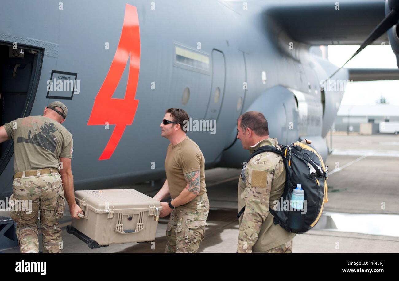 Aviateurs du 125e Escadron tactique spécial déploient à partir de la base de la Garde nationale aérienne de Portland, Oregon, le 12 septembre 2018, à Dover Air Force Base, DE en réponse à l'ouragan Florence, qui devrait toucher terre cette semaine. Banque D'Images