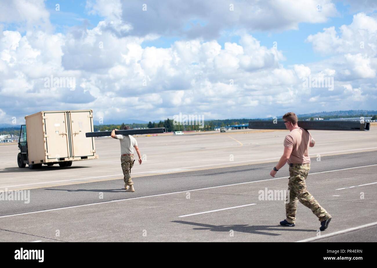 Aviateurs du 125e Escadron tactique spécial déploient à partir de la base de la Garde nationale aérienne de Portland, Oregon, le 12 septembre 2018, à Dover Air Force Base, DE en réponse à l'ouragan Florence, qui devrait toucher terre cette semaine. Banque D'Images