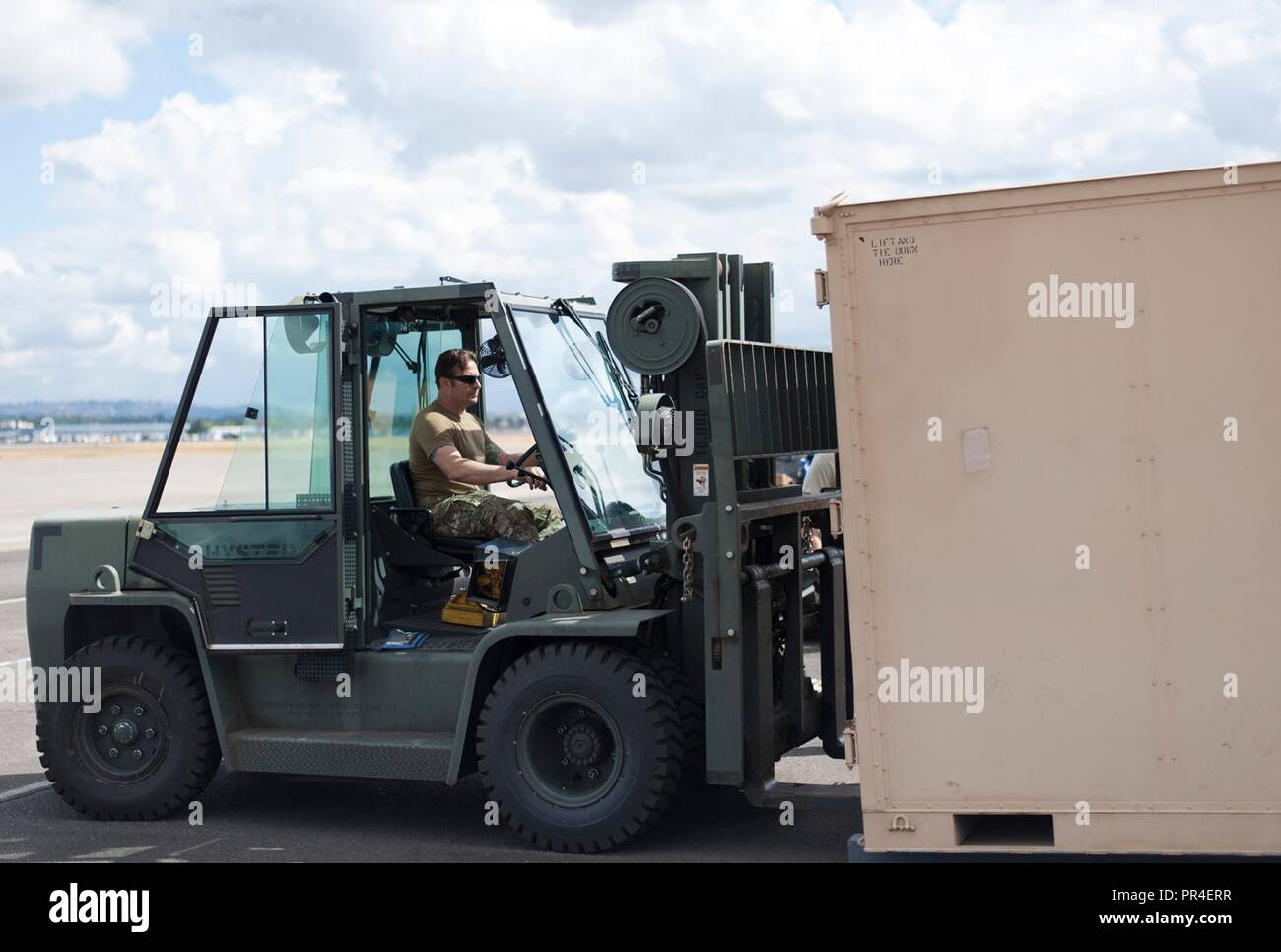 Aviateurs du 125e Escadron tactique spécial déploient à partir de la base de la Garde nationale aérienne de Portland, Oregon, le 12 septembre 2018, à Dover Air Force Base, DE en réponse à l'ouragan Florence, qui devrait toucher terre cette semaine. Banque D'Images