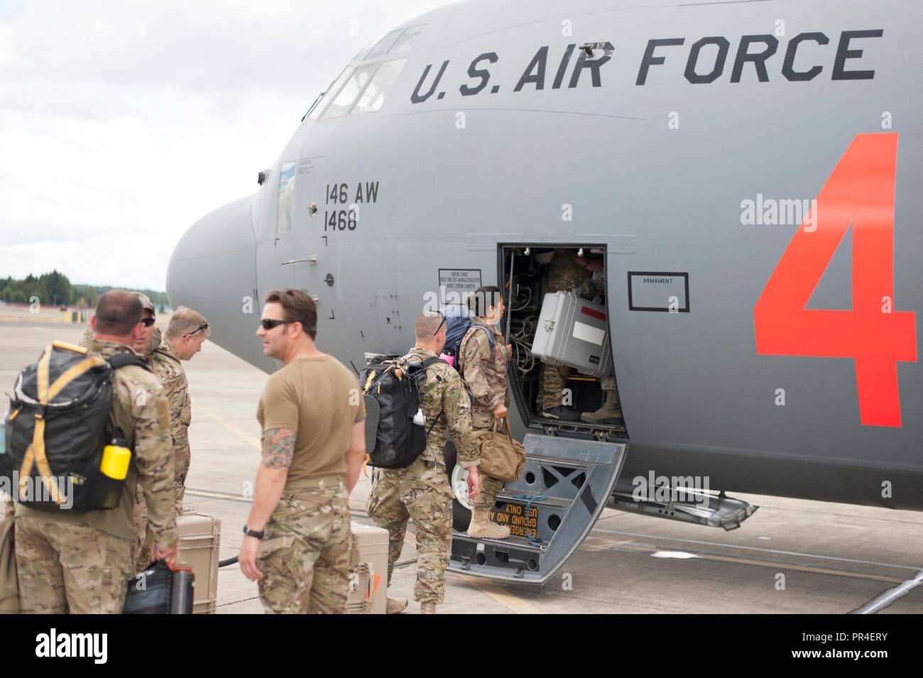 Aviateurs du 125e Escadron tactique spécial déploient à partir de la base de la Garde nationale aérienne de Portland, Oregon, le 12 septembre 2018, à Dover Air Force Base, DE en réponse à l'ouragan Florence, qui devrait toucher terre cette semaine. Banque D'Images