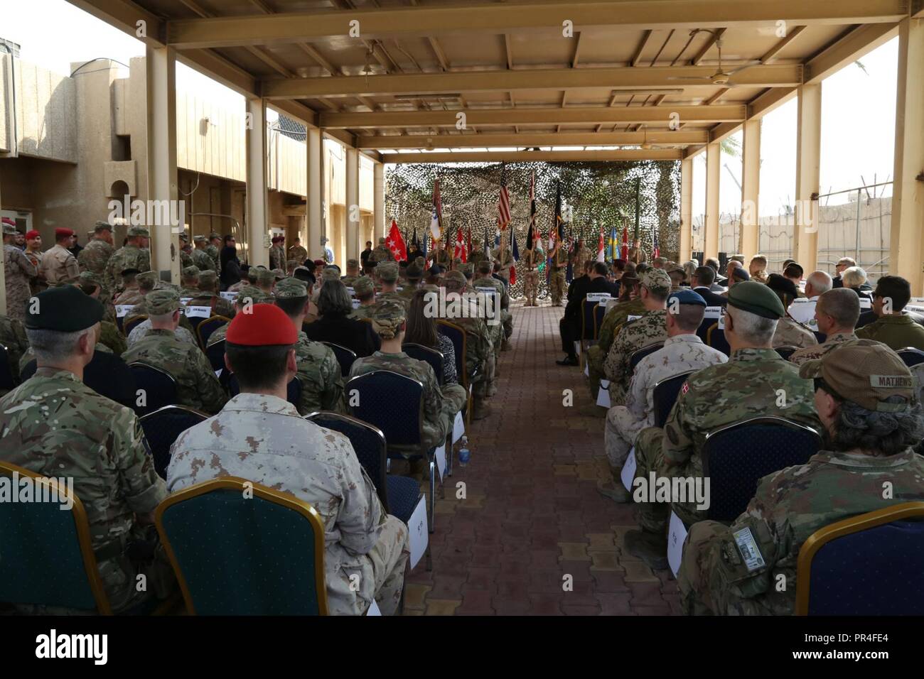 Visiteurs distingués et invité de la Combined Joint Task Force - Fonctionnement inhérents résoudre cérémonie de transfert d'autorité à Bagdad, le 13 septembre 2018. L'ARMÉE AMÉRICAINE III Corps blindé, déployés à partir de Fort Hood, au Texas, dans les régions de l'Asie du Sud-Ouest, transféré son commandement de la XVIII Airborne Corps, déployés à partir de Fort Bragg, Caroline du Nord. Les GFIM-OIR est un membre de 79 coalition mondiale, qui fonctionne par, avec, et par les forces des partenaires pour vaincre ISIS dans les zones désignées de l'Iraq et la Syrie, et établit des conditions pour le suivi sur des opérations d'augmentation de la stabilité régionale. Banque D'Images