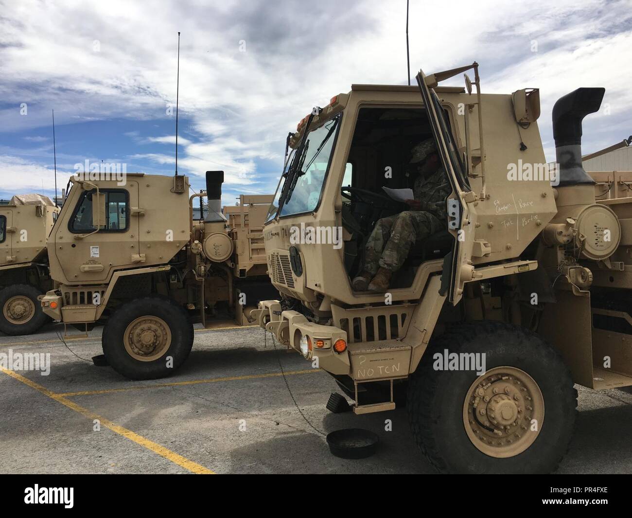 N° ArmyResponse HurricaneFlorence # Screaming Eagles - sommes prêts à aider nos concitoyens américains. 101St Airborne Division (Air Assault) plan de dirigeants et d'effectuer une analyse des centaines de 101e Airborne Brigade de soutien 'Lifeliners» l'entraînement des soldats et de se préparer à l'appui de la FEMA et d'autres organismes de secours. A l'heure actuelle, nous avons des troupes et du matériel sur une réception ouverte 24h Préparation au déploiement (On-Order PTDO) posture debout prêt à aider si demandé par la FEMA et d'autres organismes de secours grâce à notre quartier général supérieur. A ce jour, ils n'ont pas été demandé, mais sera prêt lorsqu'il est appelé ! Banque D'Images