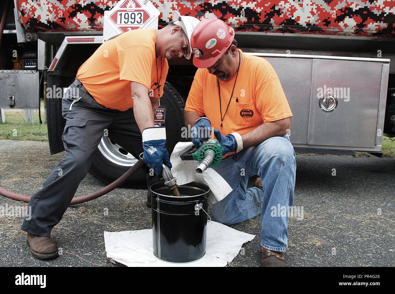 Mac et Kevin Bridgwater vérifier le rouleau de l'inopérabilité des buses différentes sur les camions de carburant pendant qu'ils attendent pour la première demande pour le diesel et l'essence par l'Agence fédérale de gestion des urgences ou Commandement du Nord des États-Unis, qui sont tous deux d'orchestrer les efforts de secours pour l'ouragan Florence. Banque D'Images