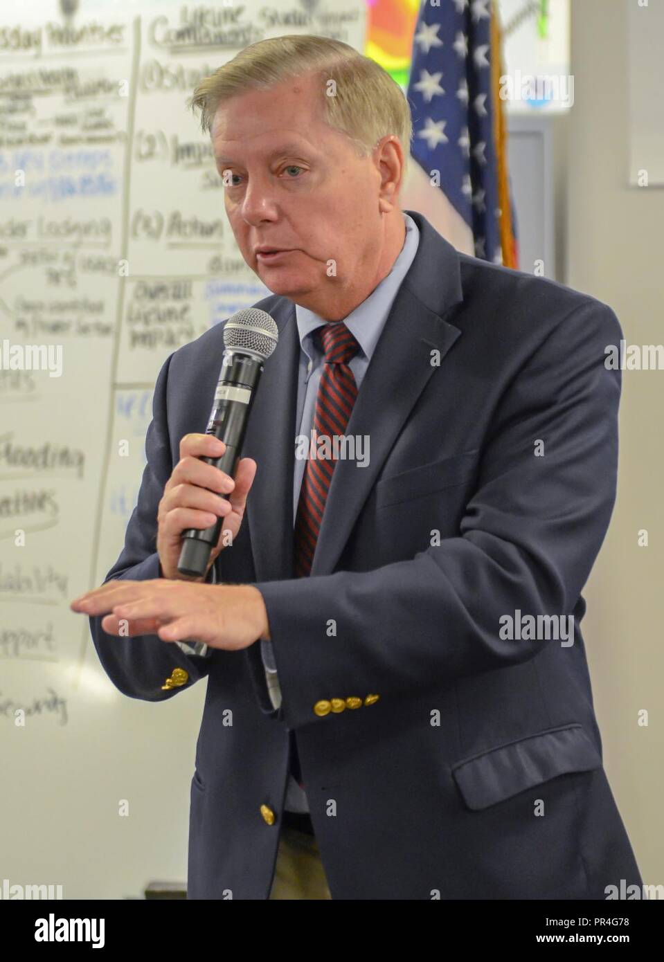 Washington, D.C., le 13 septembre 2018 - Caroline du Sud la sénateur Lindsey Graham adresses membres du Centre de coordination de la réponse nationale pour les remercier de leur soutien aux États dans le chemin de l'ouragan Florence. (FEMA Banque D'Images