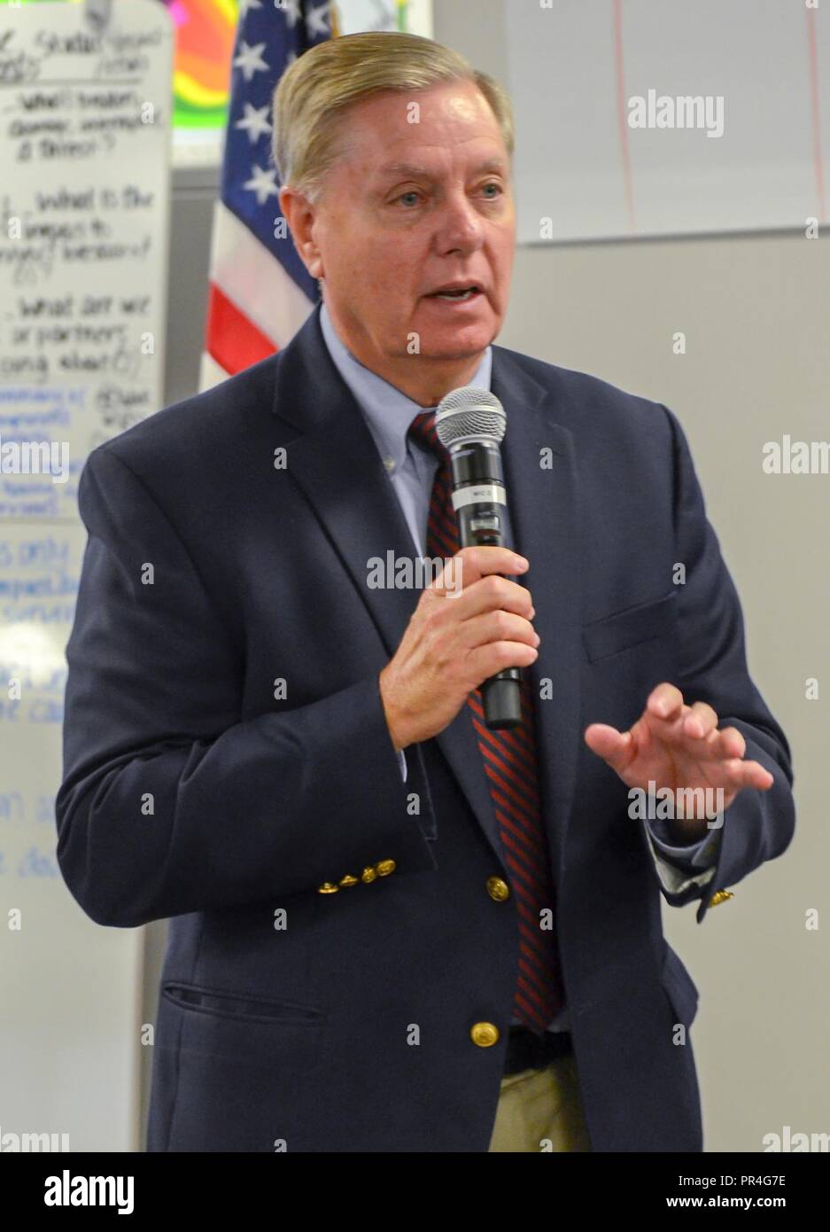 Washington, D.C., le 13 septembre 2018 - Caroline du Sud la sénateur Lindsey Graham adresses membres du Centre de coordination de la réponse nationale pour les remercier de leur soutien aux États dans le chemin de l'ouragan Florence. (FEMA Banque D'Images