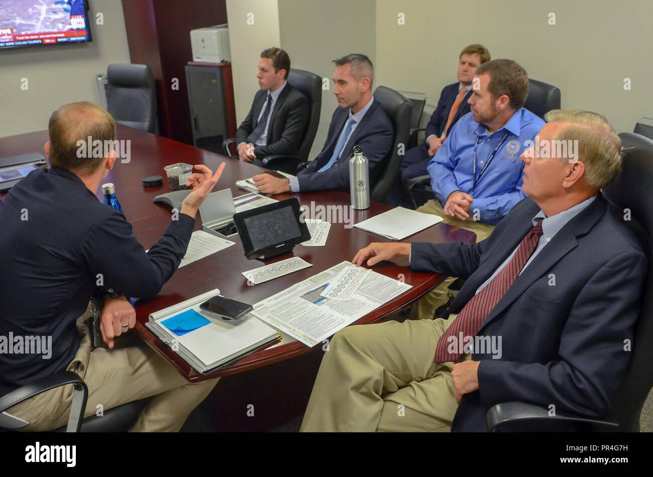 Washington, D.C., le 13 septembre 2018 - Administrateur de la FEMA Long Brock Rencontre Caroline du Sud la sénateur Lindsey Graham pour discuter des efforts déployés par la FEMA et les partenaires fédéraux à l'appui de l'ouragan Florence au centre de coordination de la réponse nationale. (FEMA Banque D'Images