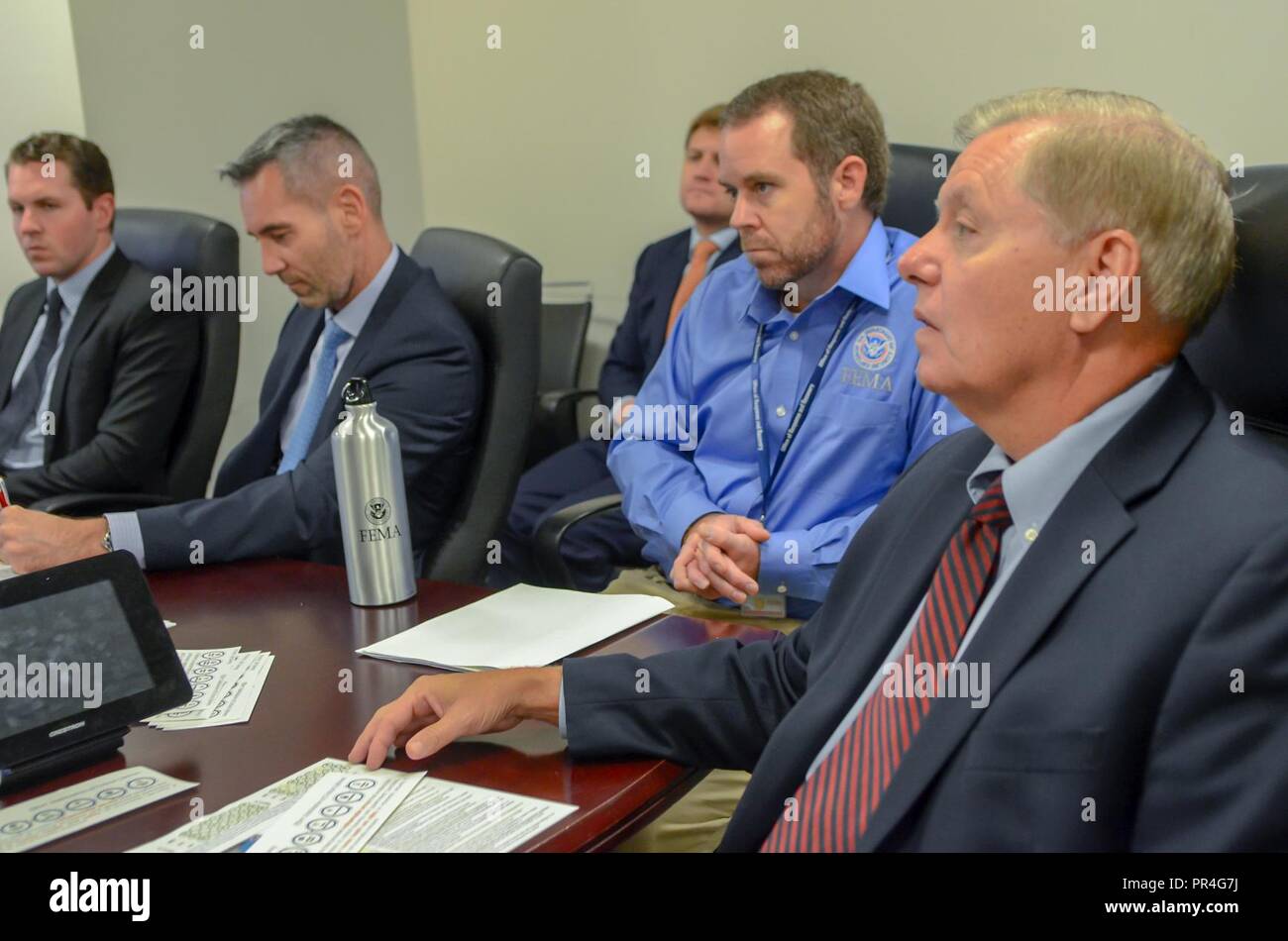 Washington, D.C., le 13 septembre 2018 - Administrateur de la FEMA Long Brock Rencontre Caroline du Sud la sénateur Lindsey Graham pour discuter des efforts déployés par la FEMA et les partenaires fédéraux à l'appui de l'ouragan Florence au centre de coordination de la réponse nationale. (FEMA Banque D'Images