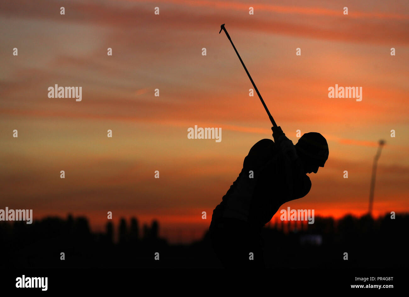 L'Europe de l'équipe de Rory McIlroy le vert de pratique avant la deuxième journée de la Ryder Cup au Golf National, Saint-Quentin-en-Yvelines, Paris. Banque D'Images