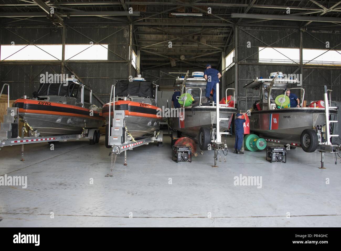 Aides à la navigation de la Garde côtière de Georgetown l'équipe membres de l'équipe préparer le 13 septembre 2018, l'actif, à Joint Base Charleston à Charleston, L.C. (équipages de la Garde côtière à travers les États-Unis sont stratégiquement le déplacement des biens et des employés pour l'ouragan Florence réponse après la tempête. Banque D'Images