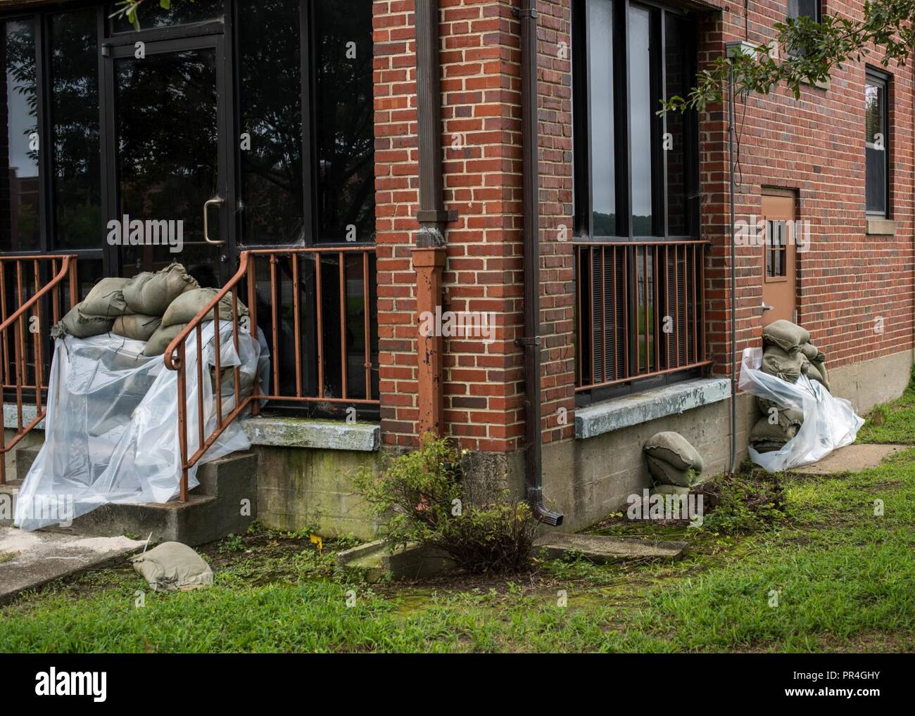Des sacs sont placés dans un bâtiment en prévision de l'ouragan Florence at Joint Base Langley-Eustis, Virginie, le 13 septembre, 2018. Le 633e Escadron de génie civil placé des sacs sur des bâtiments en cas d'inondation. Banque D'Images