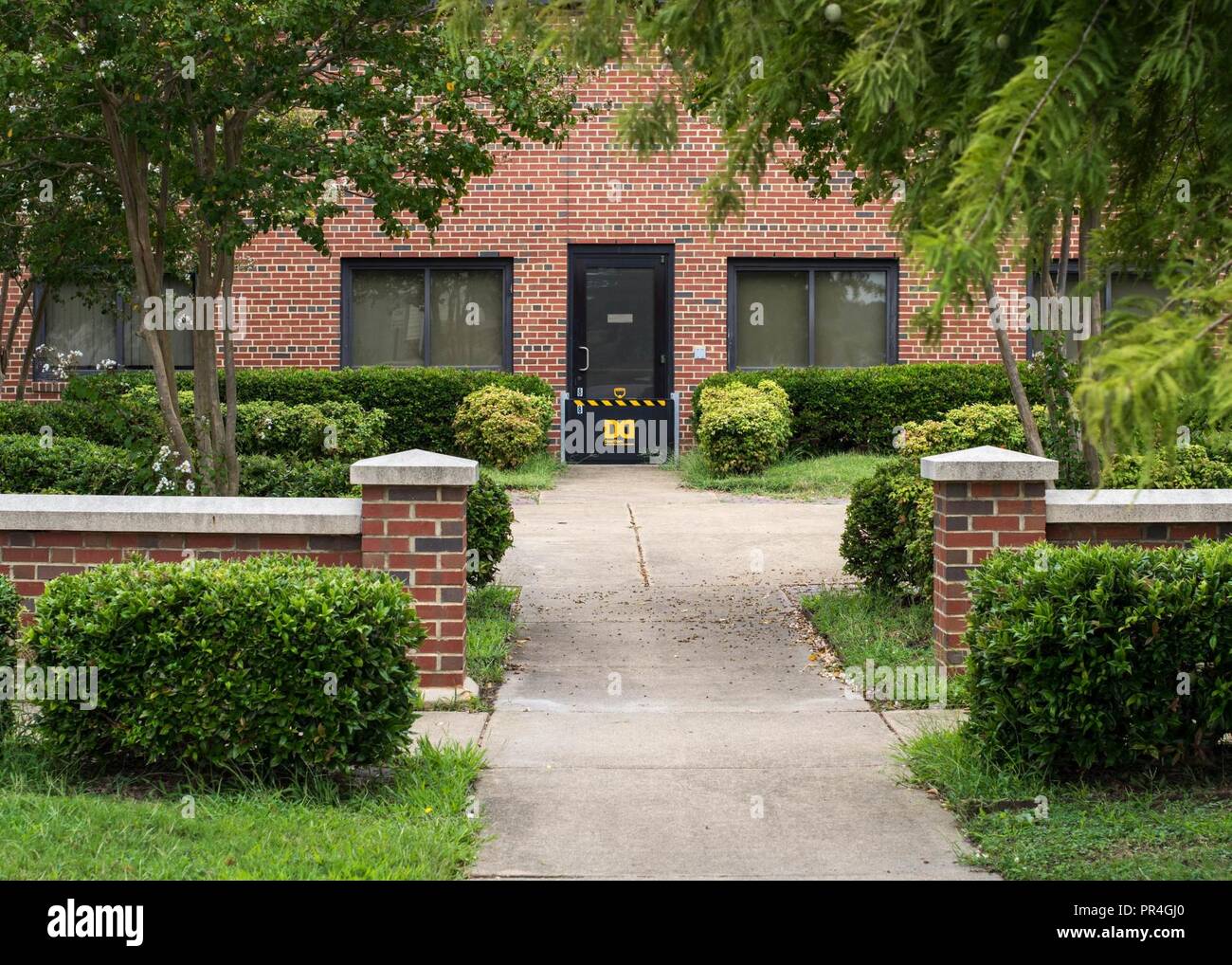 Les barrages de porte sont fixés à des bâtiments en prévision de l'ouragan Florence at Joint Base Langley-Eustis, Virginie, le 13 septembre, 2018. La porte des barrages ont été installés pour protéger les bâtiments en cas d'inondation. Banque D'Images