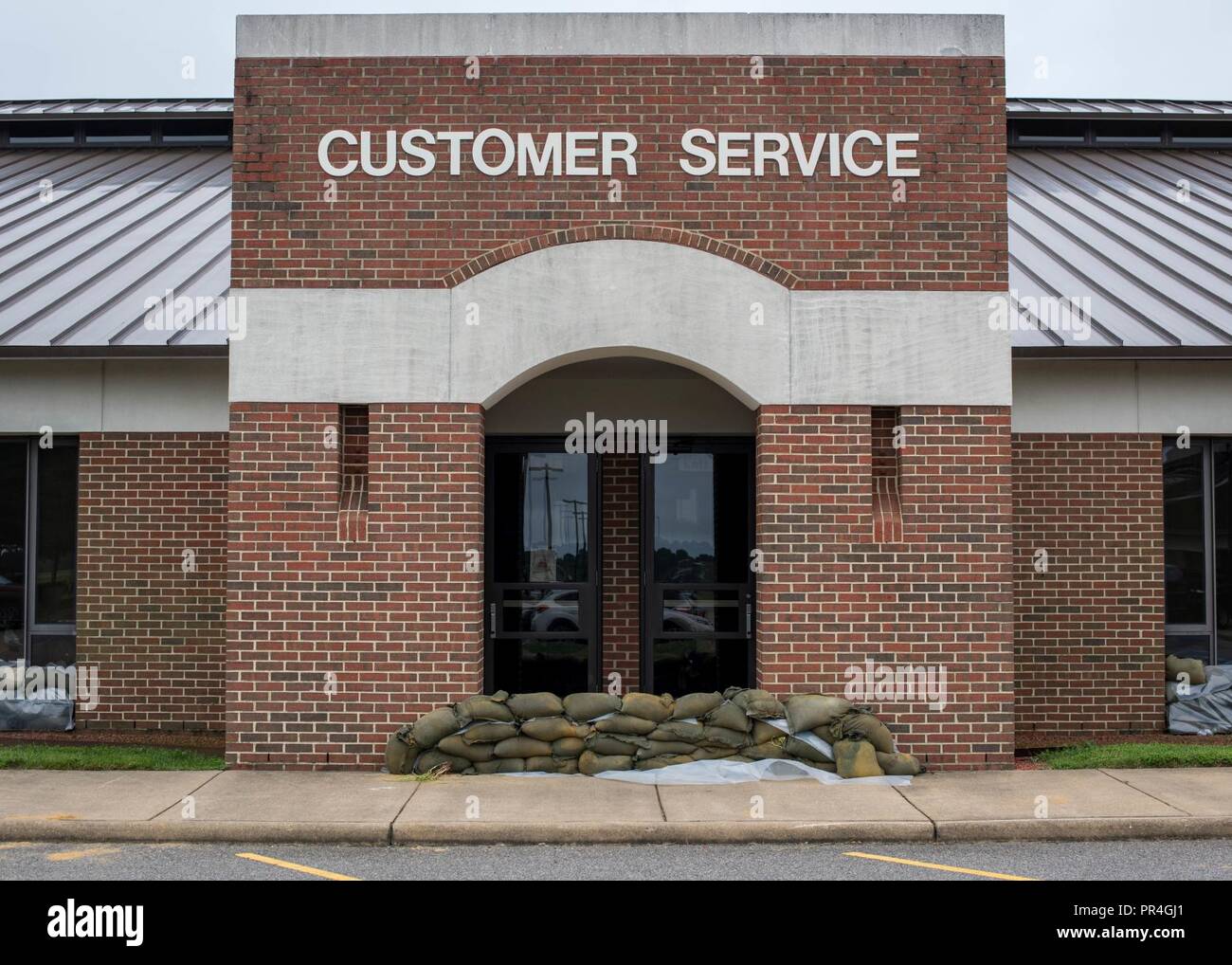 Des sacs sont placés dans un bâtiment en prévision de l'ouragan Florence at Joint Base Langley-Eustis, Virginie, le 13 septembre, 2018. Le 633e Escadron de génie civil placé des sacs sur des bâtiments en cas d'inondation. Banque D'Images