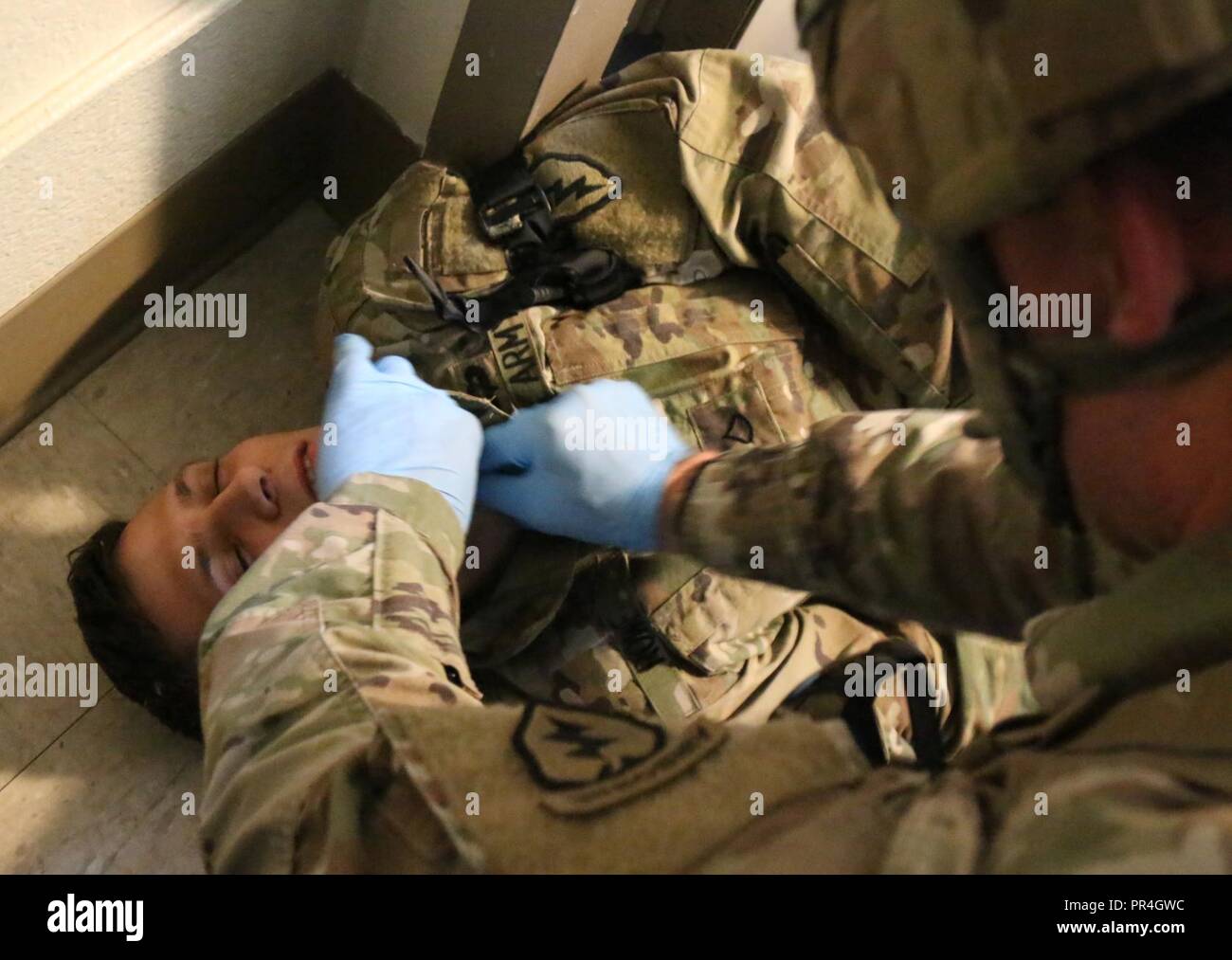 La FPC. Josué Pierre, originaire de Chelsea, Michigan, affecté à la section d'évacuation, la Compagnie Charlie, 725e Bataillon de soutien de la Brigade d'infanterie, 4e Brigade Combat Team (Airborne), 25e Division d'infanterie de l'armée américaine, l'Alaska, simule une thyrotomy-cricoïde sur circuit. Joshua Rowe, San Diego, CA, les autochtones, les opérations urbaines au cours de formation sur les soins d'évacuation tactique at Joint Base Elmendorf-Richardson, Alaska Le 13 septembre 2018. Banque D'Images