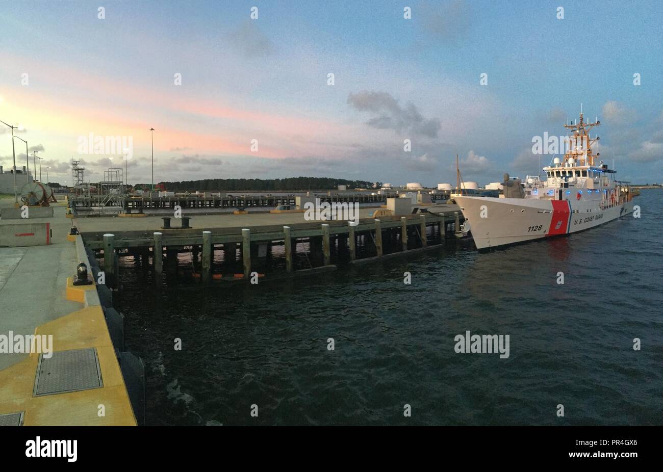 Garde-côte de Bruckenthal Nathan reste prêt dans le calme avant l'ouragan Florence. La faucheuse est plein de carburant, de nourriture, et de l'équipage à la base Portsmouth, le 12 septembre 2018, à votre disposition pour répondre et aider l'ouragan. Banque D'Images