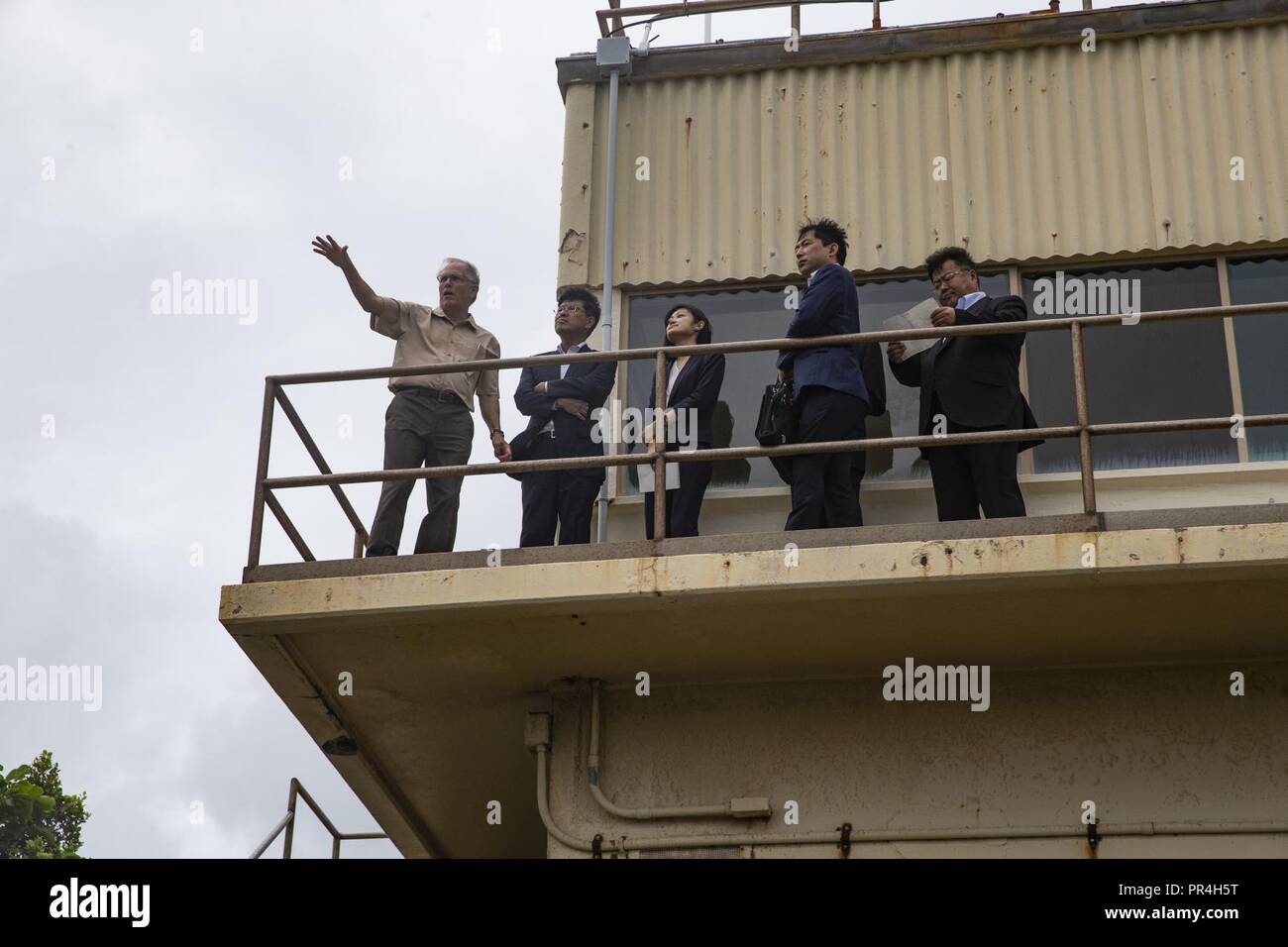 Les membres du Bureau du projet de réinstallation JGuam et Marine Corps Base Hawaii (MCBH) personnel prenez un moment pour voir la Péninsule de Mokapu à partir de l'un des points les plus élevés il propose au cours d'une visite de MCBH, sept., 2018 13. Satoshi Tanaka, Directeur général adjoint, Bureau de la coopération locale (BLC), Ministère de la Défense (MOD), le Japon, et les membres de leur projet de relocalisation de Guam bureau visité MCBH pour évaluer l'infrastructure de l'installation afin d'aider à élaborer des plans pour de futurs projets de construction à Guam. Banque D'Images