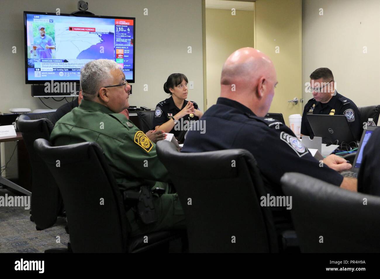 Casey Durst, coordonnatrice de terrain pour mener CBP Région 3, effectue un centre des opérations d'urgence des mesures d'information sur CBP prend pour préparer à l'ouragan Florence à Baltimore le 12 septembre 2018. Banque D'Images