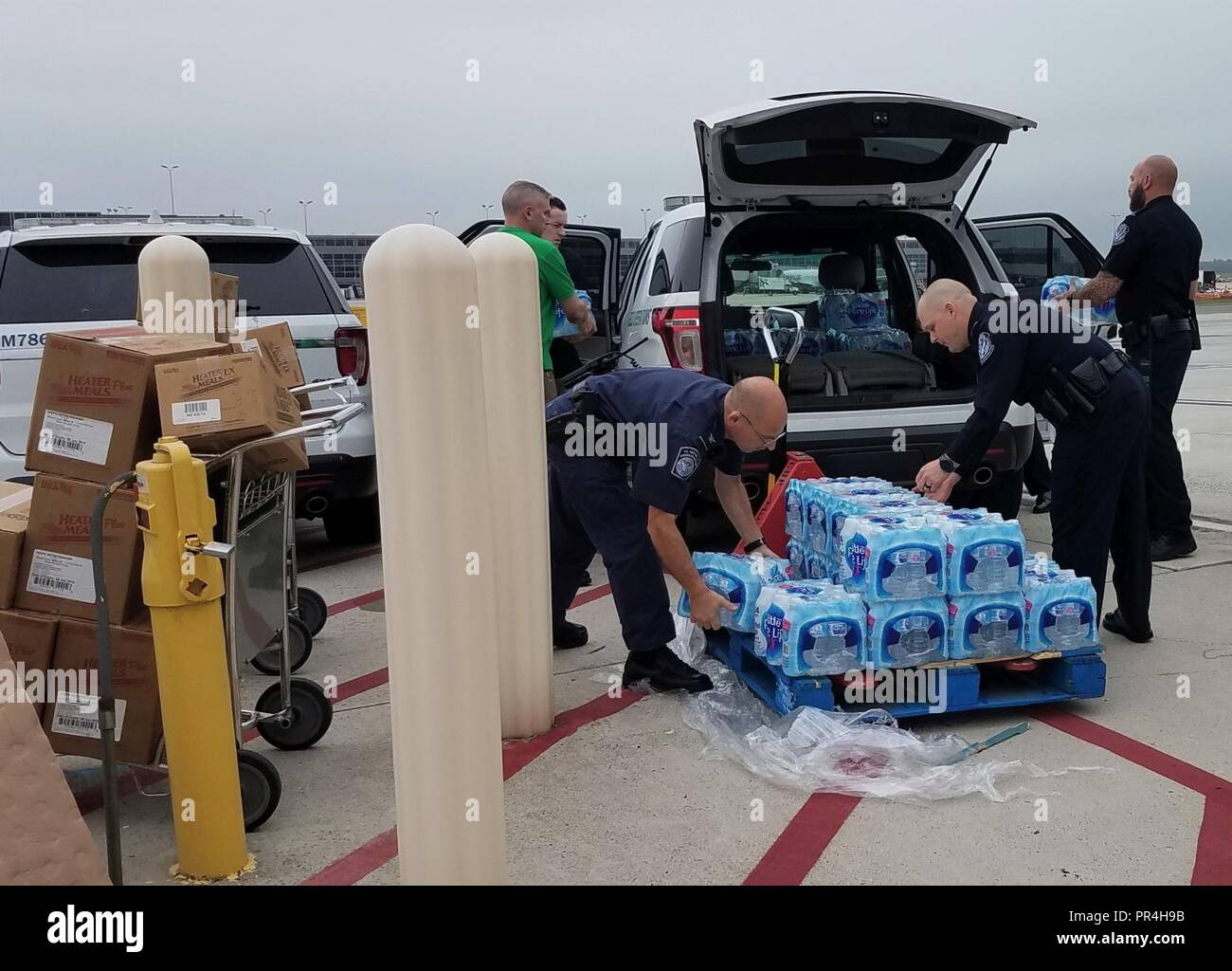 Bureau du CBP de Washington, D.C., le personnel du CBP charge les véhicules avec l'ouragan Florence secours destinés au Port de Norfolk en Virginie le 12 septembre 2018. Banque D'Images