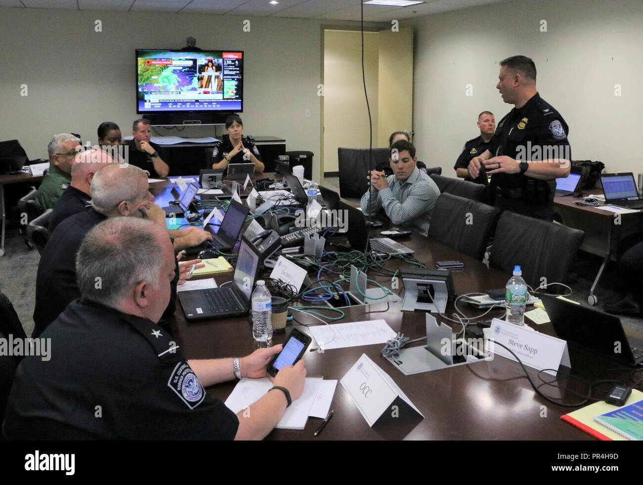 Casey Durst, coordonnatrice de terrain pour mener CBP Région 3, effectue un centre des opérations d'urgence des mesures d'information sur CBP prend pour préparer à l'ouragan Florence à Baltimore le 12 septembre 2018. Banque D'Images