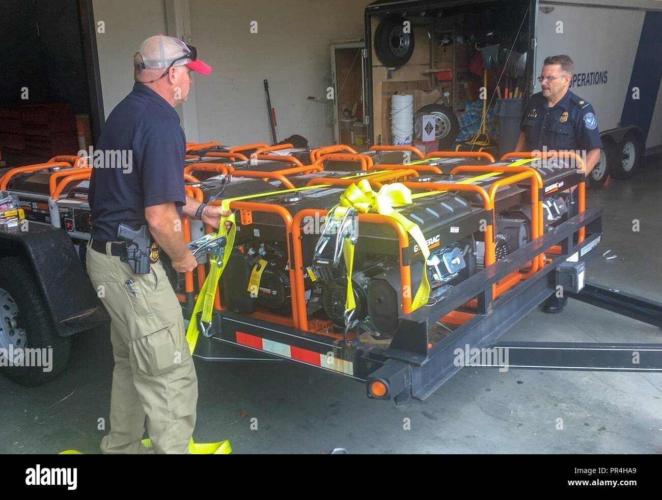 Les agents du CBP Atlanta vérifier et préparer l'équipement d'urgence de l'avant de l'ouragan Florence arrivée… Banque D'Images