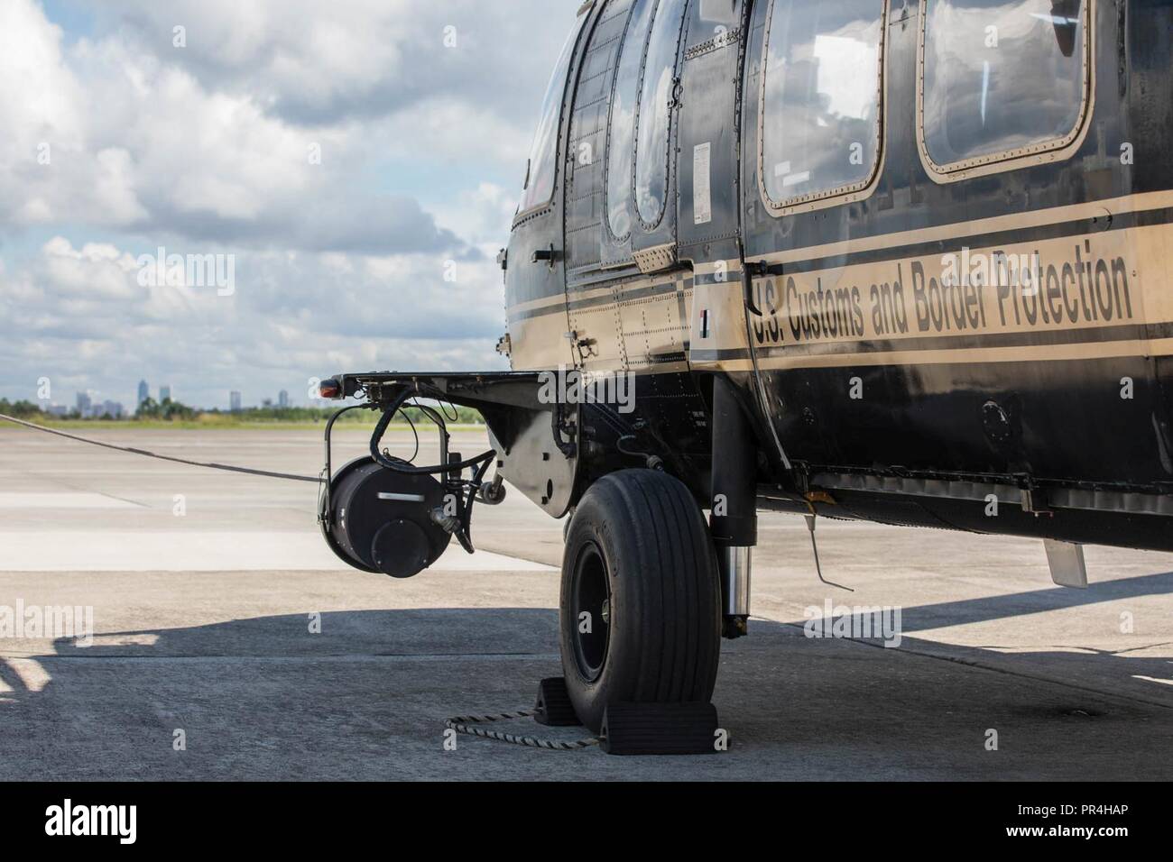 Les opérations aériennes et maritimes d'un UH-60 Black Hawk terres l'équipe de Jacksonville, Floride avant l'arrivée de l'ouragan Florence. Mise en scène aura lieu à Manassas, en Virginie. Banque D'Images
